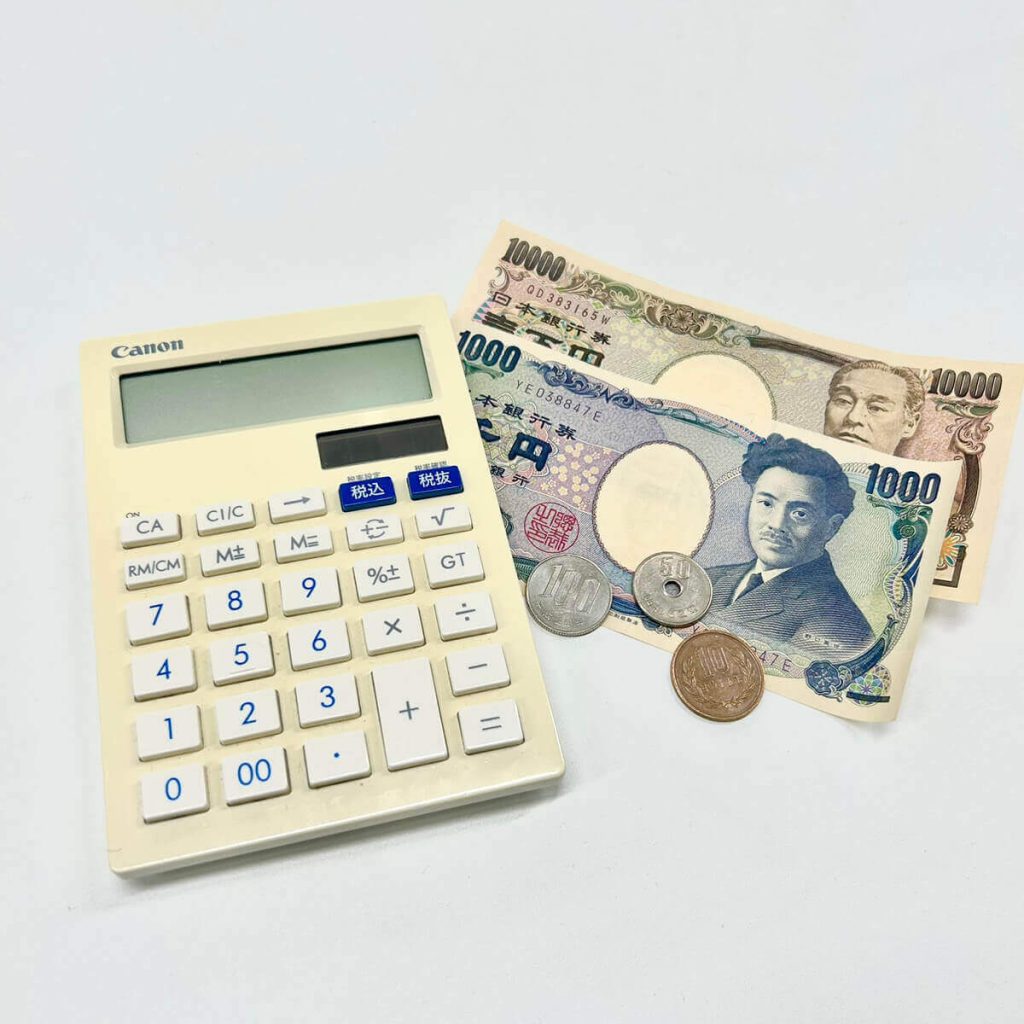 電卓とお金の写真